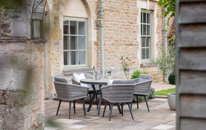 Bramblecrest Mauritius Round 4 Seat Dining Set with Parasol & Base-X23AMA110RT 1