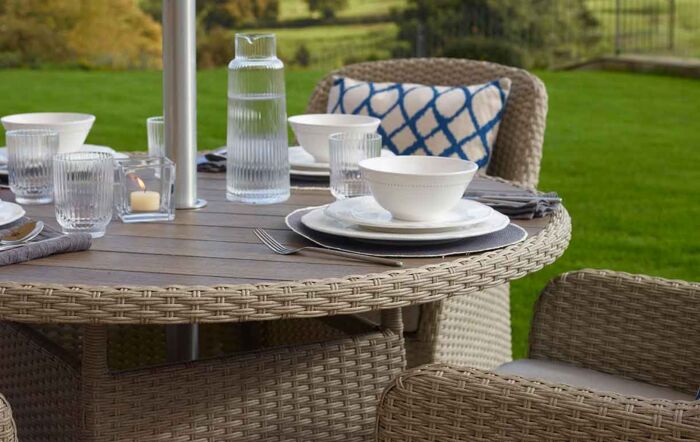 Bramblecrest Tetbury Nutmeg 4 Seater Round Dining Set with Parasol & Base -X20WKN110RD3