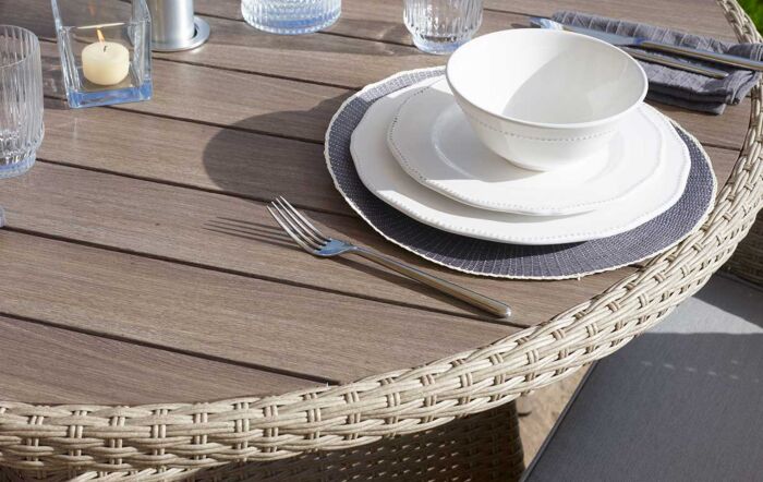 Bramblecrest Tetbury Cloud Round Four Seater Dining Set with Parasol 